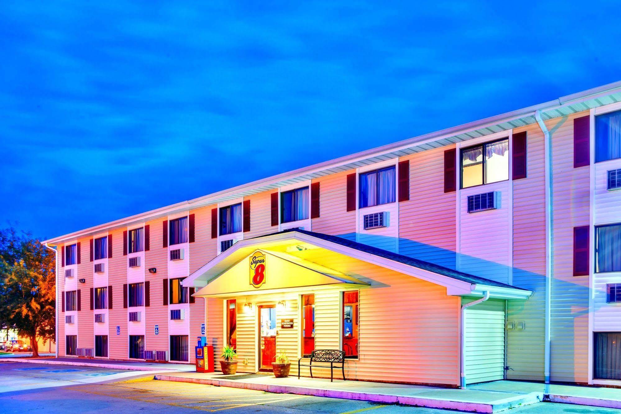 Super 8 By Wyndham Burlington Hotel Exterior photo